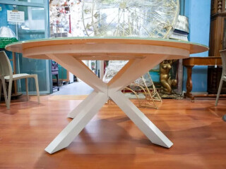 tavolo-rotondo-con-piano-in-vetro-satinato-e-gambe-in-legno