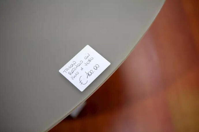 tavolo-rotondo-con-piano-in-vetro-satinato-e-gambe-in-legno-big-1