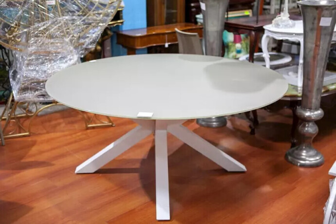 tavolo-rotondo-con-piano-in-vetro-satinato-e-gambe-in-legno-big-2