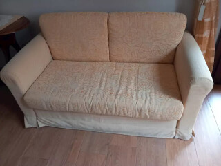 divano-2-posti-giallo-ocra-in-tessuto-comfort-e-praticita-in-ottime-condizioni